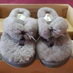 Womens size 8 ugg slides